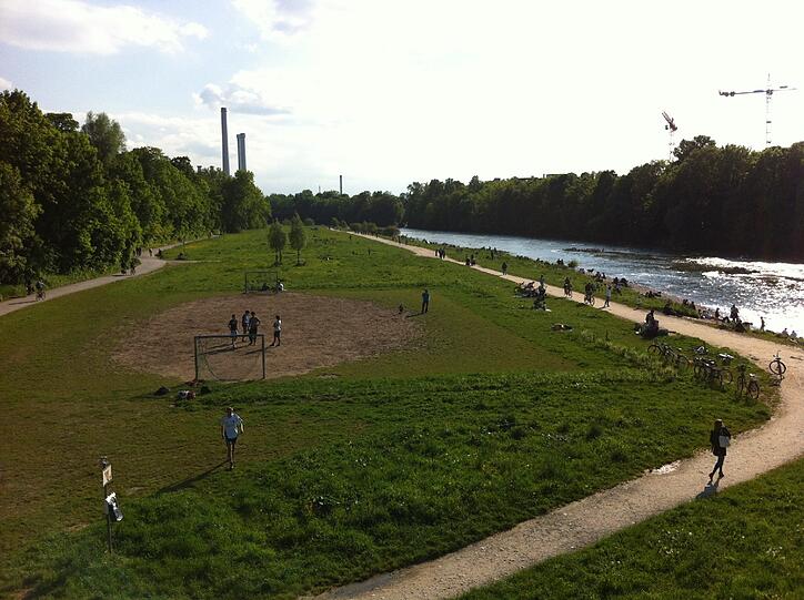... und auf dem Fußballrasen rollte der Ball.