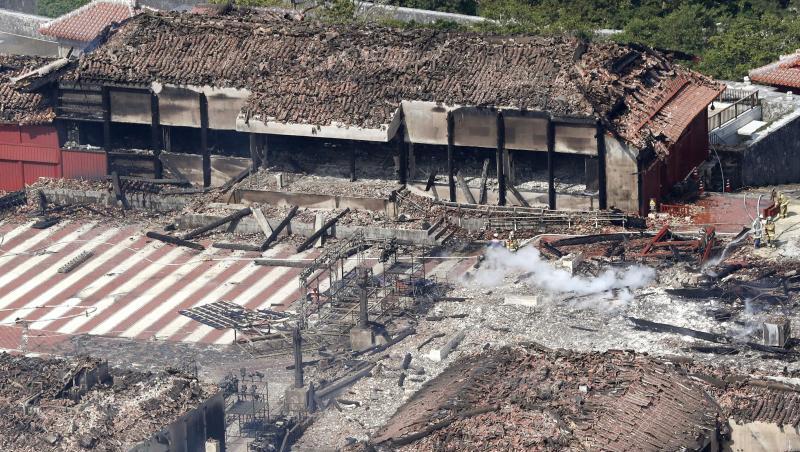 Der Hauptpalast Seiden der historischen Shuri Burg, nachdem es durch ein Feuer zerstört wurde. Der Hauptpalast Seiden der historischen Shuri Burg, nachdem es durch ein Feuer zerstört wurde.