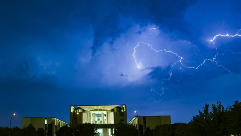 Blitze zucken während eines Gewitters über dem Bundeskanzleramt über den Himmel. Blitze zucken während eines Gewitters über dem Bundeskanzleramt über den Himmel.
