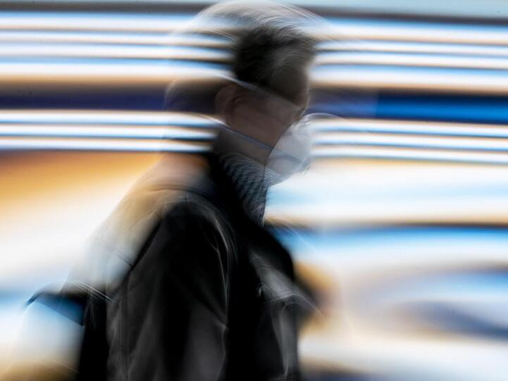 Ein Mann trägt eine Mund-Nasen-Schutzmaske.