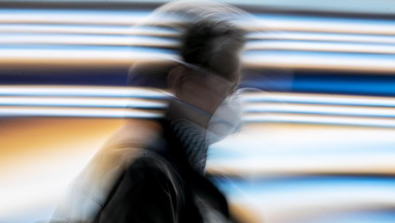 Ein Mann trägt eine Mund-Nasen-Schutzmaske. Ein Mann trägt eine Mund-Nasen-Schutzmaske.