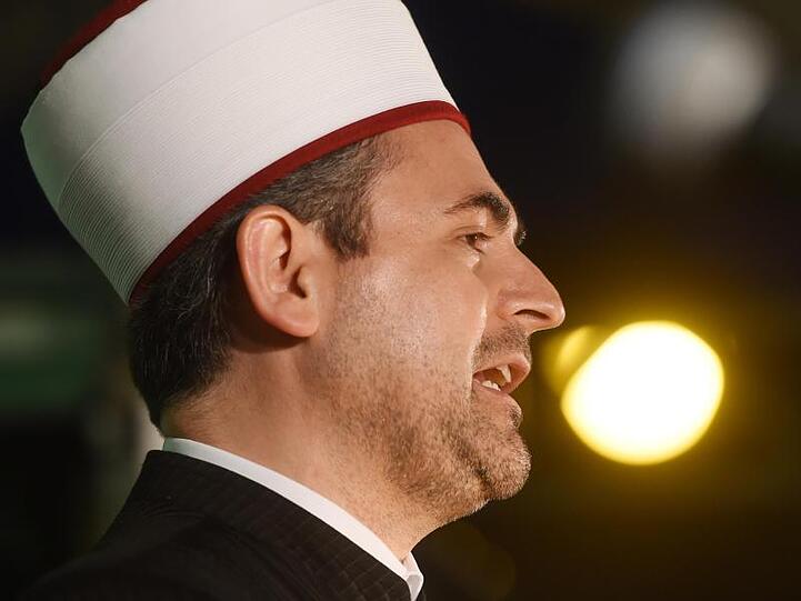 Imam Benjamin Idriz spricht bei einer Kundgebung. Foto: picture alliance / dpa / Archivbild
