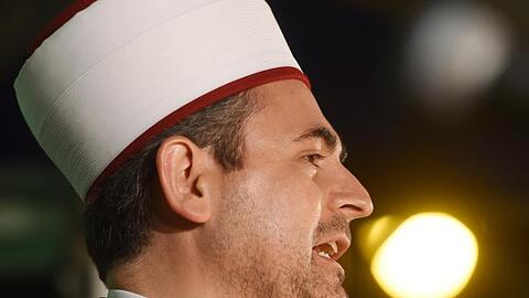 Imam Benjamin Idriz spricht bei einer Kundgebung. Foto: picture alliance / dpa / Archivbild