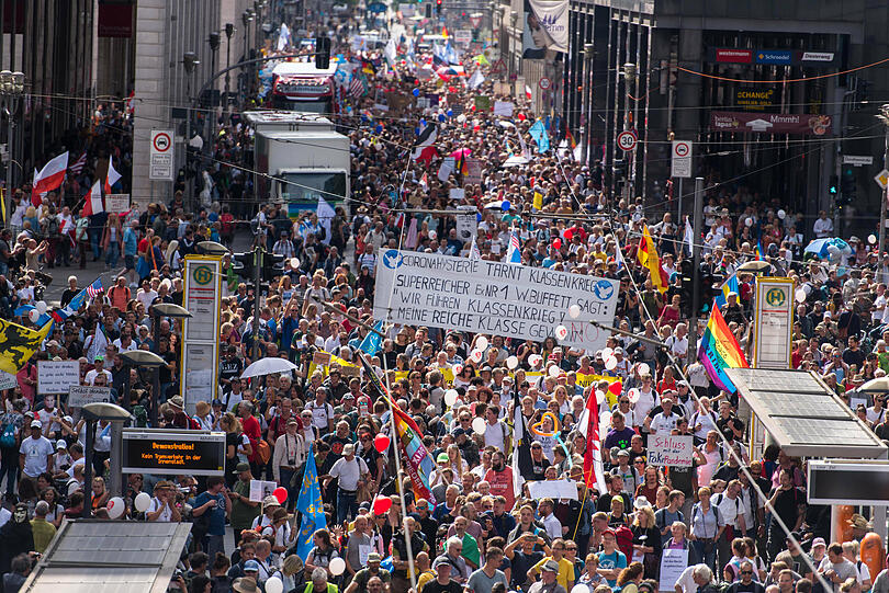 Demonstranten ziehen am 29. August gegen die aktuelle Coronapolitik der Bundesregierung durch Berlin.