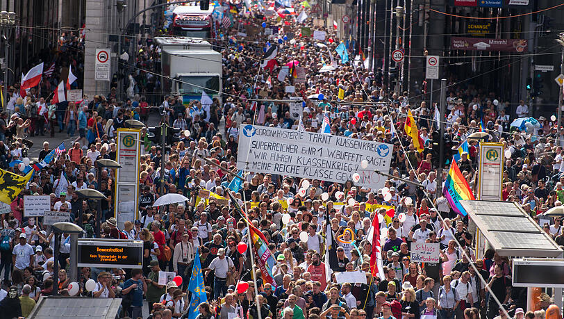 Demonstranten ziehen am 29. August gegen die aktuelle Coronapolitik der Bundesregierung durch Berlin. Demonstranten ziehen am 29. August gegen die aktuelle Coronapolitik der Bundesregierung durch Berlin.