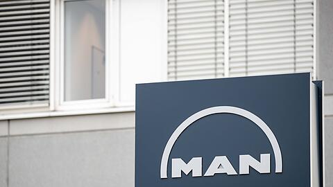 Das Logo des Lastwagenbauers MAN steht am Werk an einer Säule.