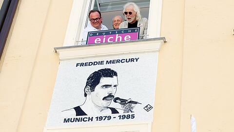 Seit Donnerstag hängt an der Fassade der Deutschen Eiche im Gärtnerplatzviertel ein Mosaik-Denkmal für Queen-Sänger Freddie Mercury, angefertigt vom Mosaik-Künstler Franco Notonica. Enthüllt haben es Wirtschaftsreferent Clemens Baumgärtner (l.) und der Musikproduzent Reinhold Mack (r).