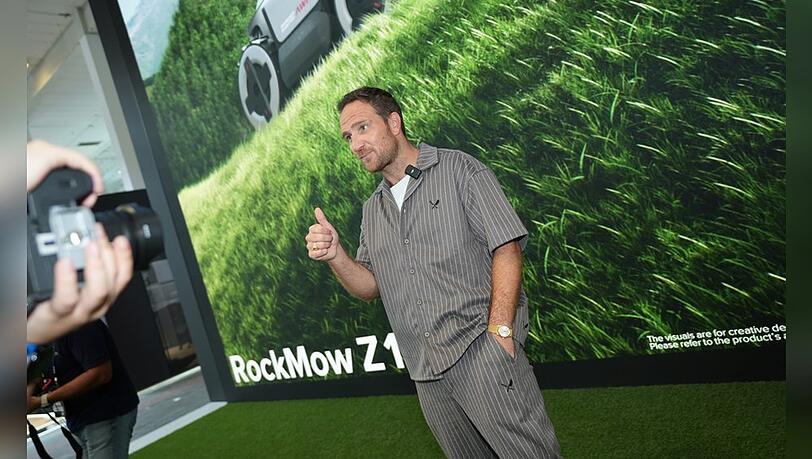 Auch Schauspieler Frederick Lau wird auf der IFA zu Gast sein. Am Donnerstag schaute er beim Saugroboter-Hersteller Roborock vorbei.
