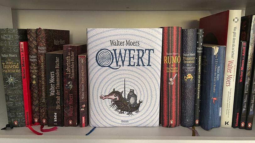 "Qwert", der neue Roman von Autor Walter Moers, steht neben weiteren seiner Werke in einem Regal.