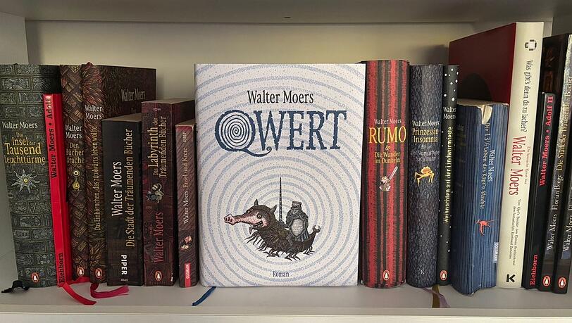"Qwert", der neue Roman von Autor Walter Moers, steht neben weiteren seiner Werke in einem Regal. "Qwert", der neue Roman von Autor Walter Moers, steht neben weiteren seiner Werke in einem Regal.