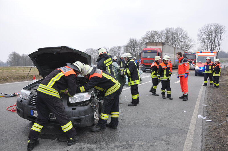 Zu einem Verkehrsunfall kam auf der B299 höhe Erharting: Ein PKW Fahrer wollte von Erharting kommend auf die B299 fahren und übersah dabei einen LKW. Im Kreuzungsbereich kam es zum Zusammenstoß. Dabei wurde der Fahrer des PKW mittelschwer verletzt. Er kam in ein Mühldorfer Krankenhaus.