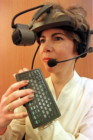 Auf der Computermesse CeBit in Hannover wird 1998 erstmals ein "tragbarer Computer" vorgestellt. DIESES Modell konnte sich allerding nicht durchsetzen. Aber...