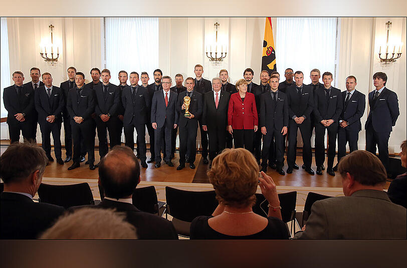 Gruppenfoto im Schloss Bellevue: Die Weltmeister-Mannschaft mit Bundeskanzlerin Angela Merkel, Bundespräsident Joachim Gauck (13.v.r.) und Bundesinnenminister Thomas de Maiziere.