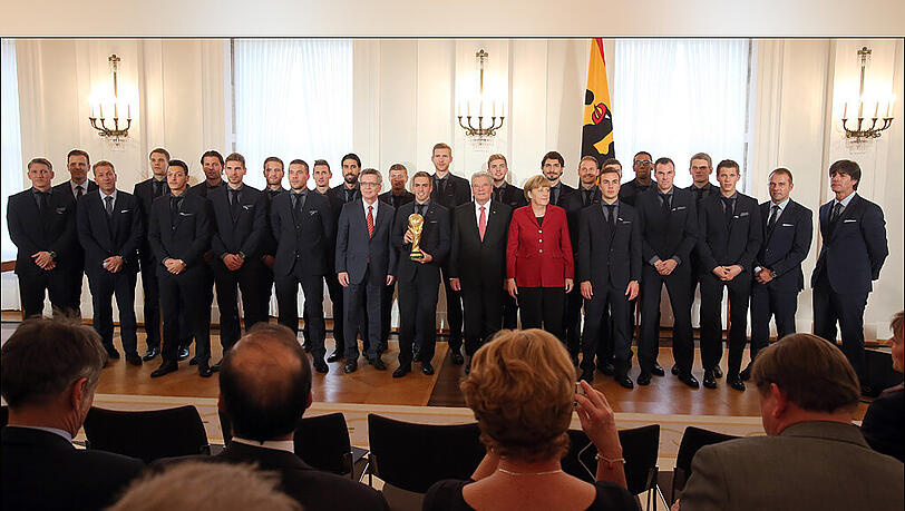 Gruppenfoto im Schloss Bellevue: Die Weltmeister-Mannschaft mit Bundeskanzlerin Angela Merkel, Bundespräsident Joachim Gauck (13.v.r.) und Bundesinnenminister Thomas de Maiziere. Gruppenfoto im Schloss Bellevue: Die Weltmeister-Mannschaft mit Bundeskanzlerin Angela Merkel, Bundespräsident Joachim Gauck (13.v.r.) und Bundesinnenminister Thomas de Maiziere.