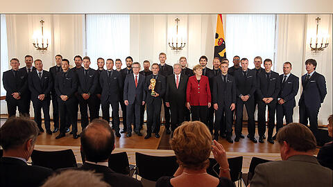 Gruppenfoto im Schloss Bellevue: Die Weltmeister-Mannschaft mit Bundeskanzlerin Angela Merkel, Bundespräsident Joachim Gauck (13.v.r.) und Bundesinnenminister Thomas de Maiziere.