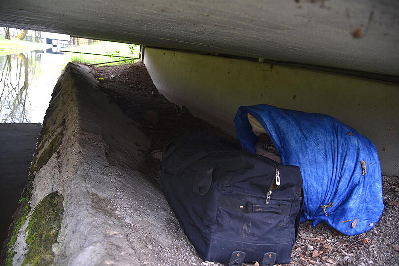 Immerhin geschützter von mehreren Seiten: ein Schlaflager im Olympiapark.