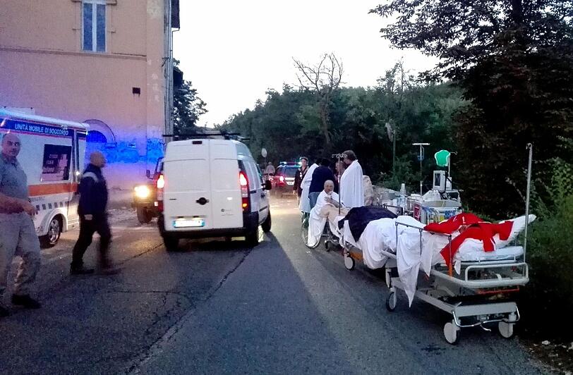 Ein nächtliches Erdbeben erschüttert Zentralitalien: Viele Menschen sollen am Mittwochmorgen noch unter den Trümmern vermisst sein.