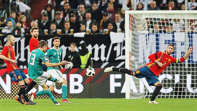 Was für ein Hammer! Bayerns Stürmerstar Thomas Müller zieht in der 35. Minute ab und trifft aus 20 Metern in den Winkel. Das 1:1 für Deutschland gegen Spanien.