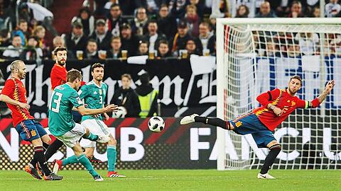 Was für ein Hammer! Bayerns Stürmerstar Thomas Müller zieht in der 35. Minute ab und trifft aus 20 Metern in den Winkel. Das 1:1 für Deutschland gegen Spanien.