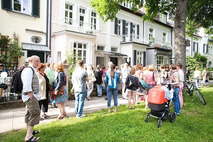 Blick hinter die Hausfassaden ins Grüne: der Gartenflohmarkt in Gern. Die Fotos.