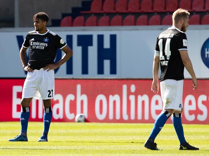 Hamburgs Josha Vagnoman (l) und Aaron Hunt wirken nach der Last-Minute-Niederlage geschockt.