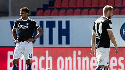 Hamburgs Josha Vagnoman (l) und Aaron Hunt wirken nach der Last-Minute-Niederlage geschockt.