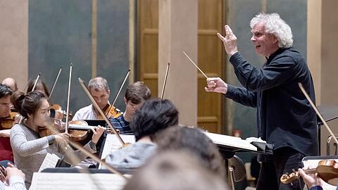 Simon Rattle bei einer Probe mit dem Symphonieorchester des Bayerischen Rundfunks im Herkulessaal.