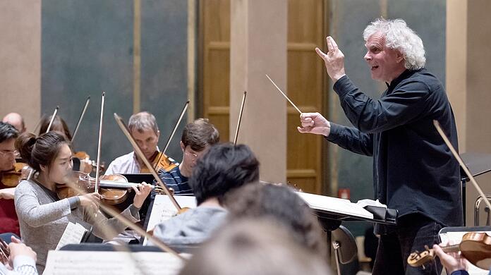 Simon Rattle bei einer Probe mit dem Symphonieorchester des Bayerischen Rundfunks im Herkulessaal.
