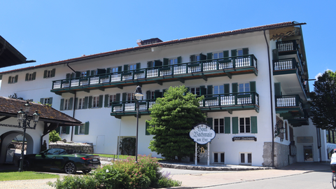 Blick auf das bekannte Hotel Bachmair am See in Rottach Egern – hier haben Unbekannte randaliert und die Wände beschmiert.