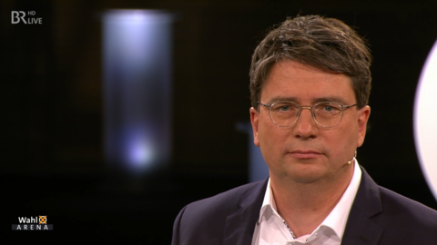 SPD-Kandidat Florian von Brunn hatte in der BR24 Wahlarena keinen leichten Stand.