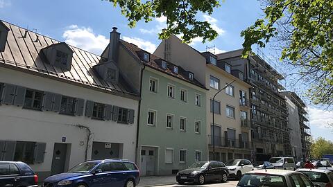 Ein Bild aus dem Jahr 2022: Das grüne und das gelbe Haus in der Mitte sind die Hausnummern 71 und 73, zu diesem Zeitpunkt bereits unbewohnt. Bis zum Abriss standen die Häuser gut fünf Jahre leer.