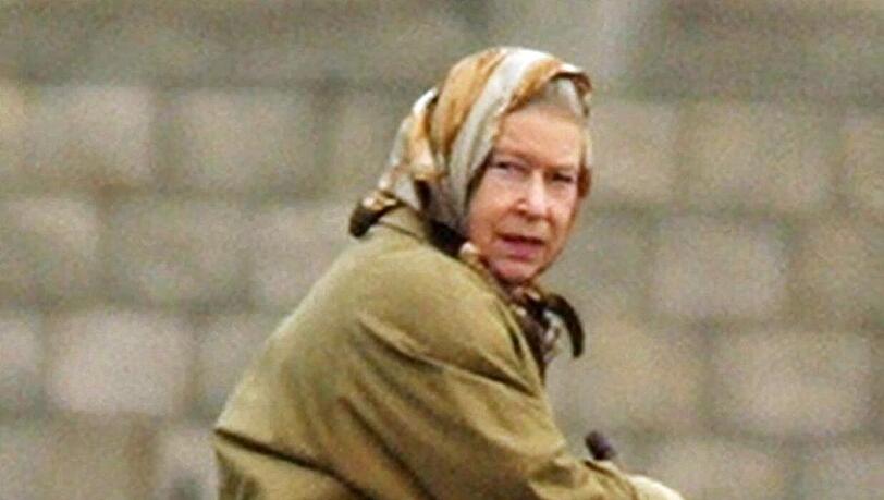 So sah sie sich wohl am liebsten: die Queen 2002 zu Pferde.