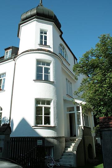 Vorbild für bunte Nachbarschaft - Schönheit schlichter Farbe: Wilhelm-Düll-Straße 9 (Gern): Dieses historisierende Eckhaus aus dem Jahre 1902 in der Villenkolonie Gern wurde grundlegend überarbeitet und dem Original wieder angepasst. &bdquo;Eine solide Instandsetzungsmaßnahme&ldquo;, meint die Jury und urteilt: Es könne als Vorbild für die &bdquo;teilweise
zu kräftig kolorierten Häuser in der Nachbarschaft&ldquo; dienen.