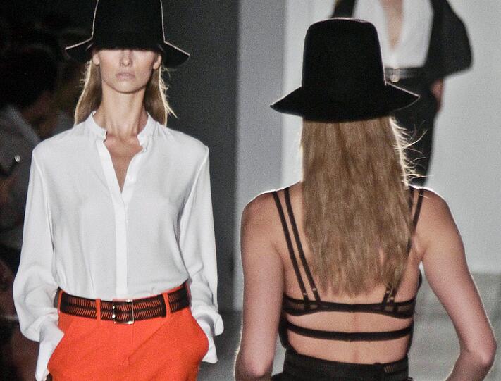Kreationen mit Hut von Victoria Beckham