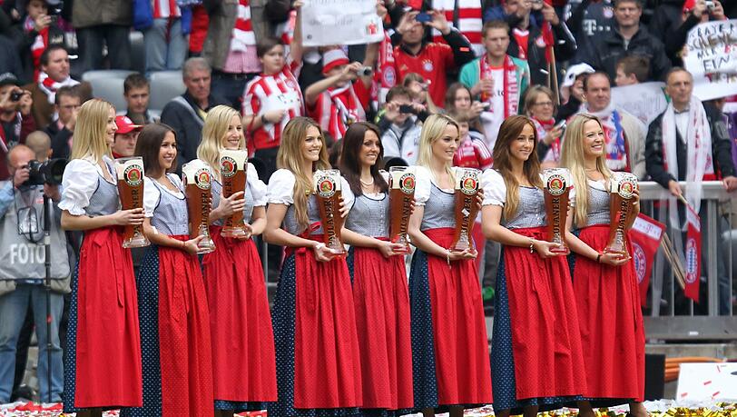Der wohl begehrteste Bedienungsjob der Welt: Als Paulaner-Bedienung auf dem Rasen der Allianz Arena.
