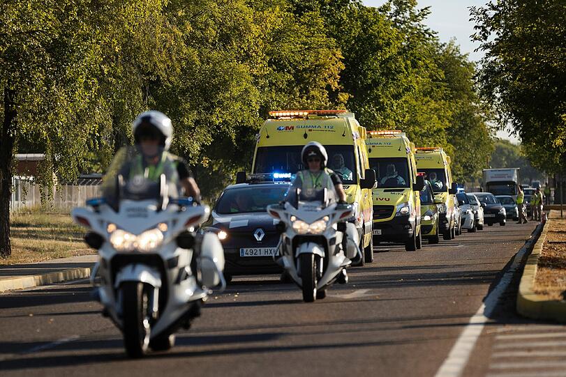 Mit Polizeischutz geht es nach Madrid in die Klinik.