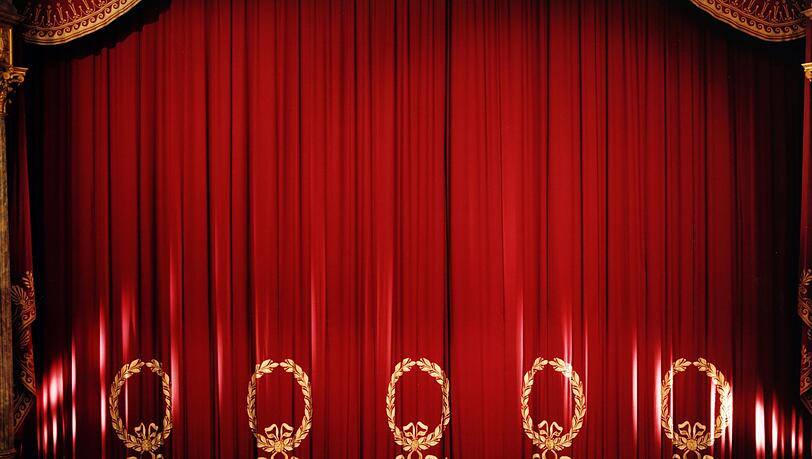 Der Vorhang der Bayerischen Staatsoper bleibt wohl für längere Zeit geschlossen. Der Vorhang der Bayerischen Staatsoper bleibt wohl für längere Zeit geschlossen.