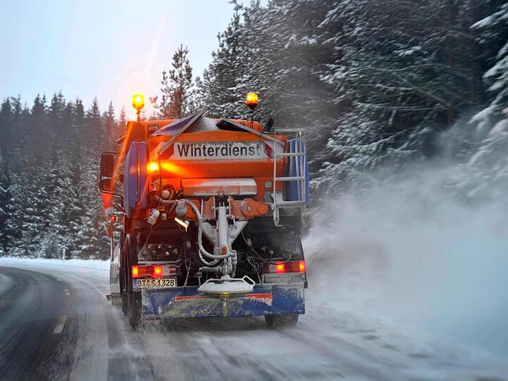 Ein Schneepflug räumt eine Landstraße in der Fränkischen Schweiz. Foto: David-Wolfgang Ebener/dpa/Archivbild