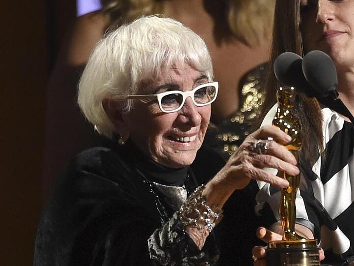 Die italienische Filmregisseurin Lina Wertmüller, freut sich über ihre neue Trophäe.