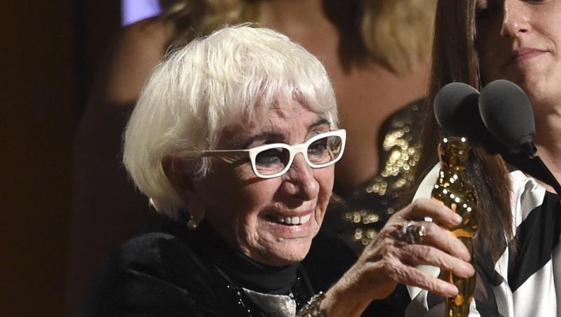 Die italienische Filmregisseurin Lina Wertmüller, freut sich über ihre neue Trophäe. Die italienische Filmregisseurin Lina Wertmüller, freut sich über ihre neue Trophäe.