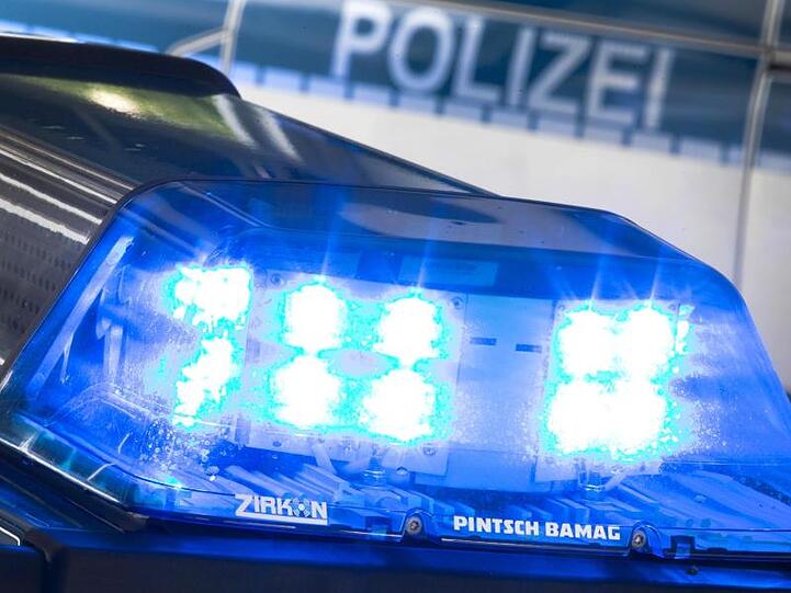 SYMBOLFOTO - Ein Blaulicht leuchtet am auf dem Dach eines Polizeiwagens. Foto: Friso Gentsch/dpa/Archivbild