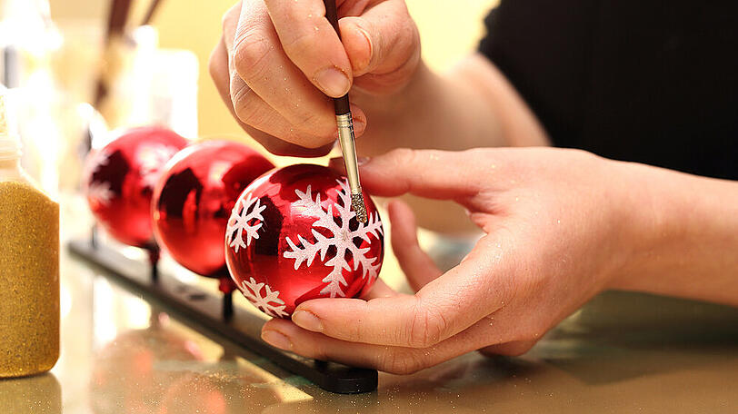 Personalisierte Christbaumkugeln bereiten an Weihnachten viel Freude.