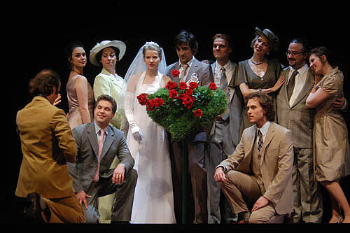 Vom Party-Talk der Hochzeit zum mythologistischen Drama in der Unterwelt: Szene aus der späten Uraufführung von Händels Oper für Sänger und Schauspieler &bdquo;Alceste oder Die Wahl des Herkules&ldquo; als Nürnberg/Erlanger Koproduktion samt Musikhochschule im Markgrafentheater.