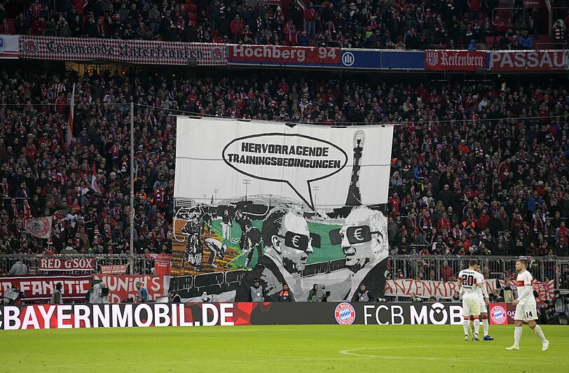 Bayern-Fans machen seit Jahren mit teils sehr aufwendigen Bannern und Plakaten auf die umstrittene Zusammenarbeit mit Katar aufmerksam.