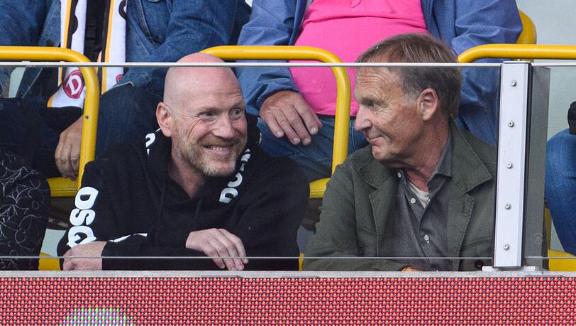 Berater Matthias Sammer (l) und Dortmunds Geschäftsführer Hans-Joachim Watzke sitzen auf der Tribüne.