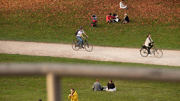 Radler fahren durch den Englischen Garten. Während der IAA wird es dort eine eigene Fahrrad-Teststrecke geben. (Archivbild)