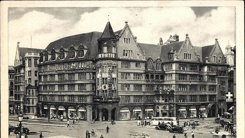 Das Hertie-Gebäude am Hauptbahnhof (Postkarte aus den 1930er Jahren) wurde als Kaufhaus gebaut und war es mehr als 100 Jahre. Nach der Sanierung ist eine andere Nutzung vorgesehen. Das Hertie-Gebäude am Hauptbahnhof (Postkarte aus den 1930er Jahren) wurde als Kaufhaus gebaut und war es mehr als 100 Jahre. Nach der Sanierung ist eine andere Nutzung vorgesehen.