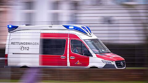 Ein Rettungswagen ist mit Blaulicht im Einsatz.