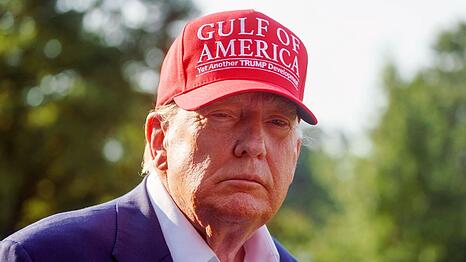 Donald Trump stellt sich im Internet als Superman dar.