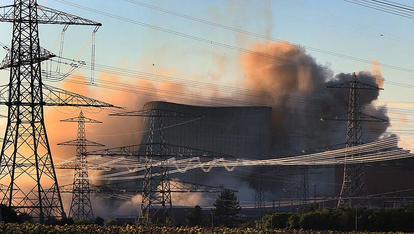 Im August 2024 wurden die Kühltürme des stillgelegten Kernkraftwerkes Grafenrheinfeld gesprengt. Ein Mann hatte dabei für Verzögerungen gesorgt. (Archivbild)